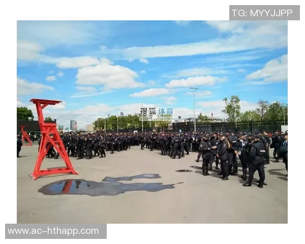 巴萨公开训练课会员持票被拒入场安保措施引发球迷抗议 巴萨公开训练课会员持票被拒入场安保措施引发球迷抗议